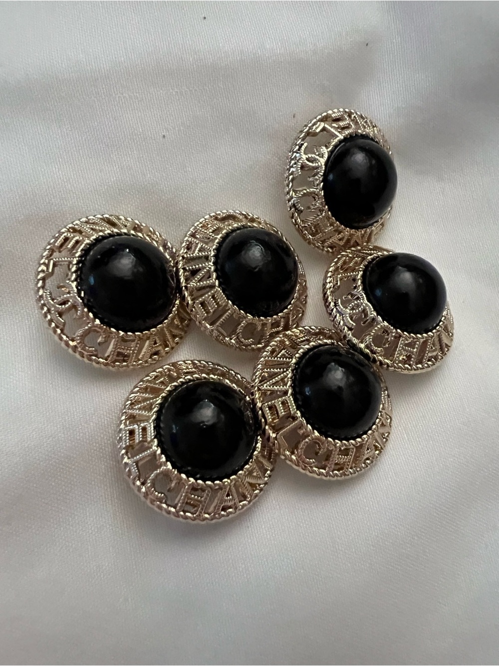Iconic Ccstyle Black-faux(20mm- Set of 6)enamel/texture golden metal/stamp/shank